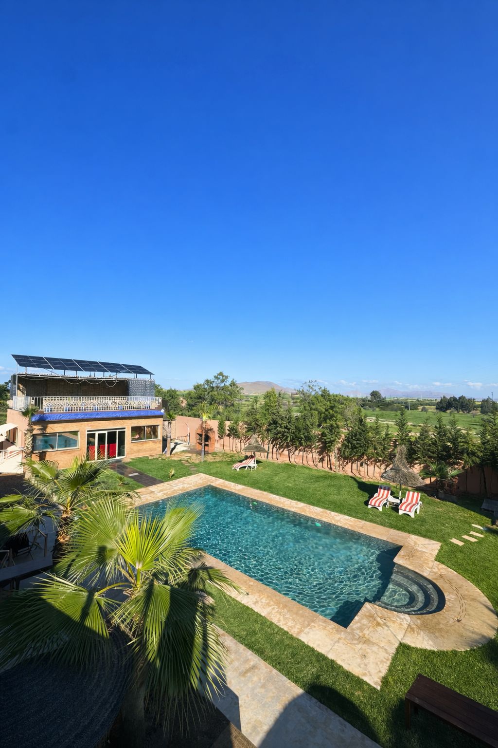 Vue piscine depuis seconde terrasse